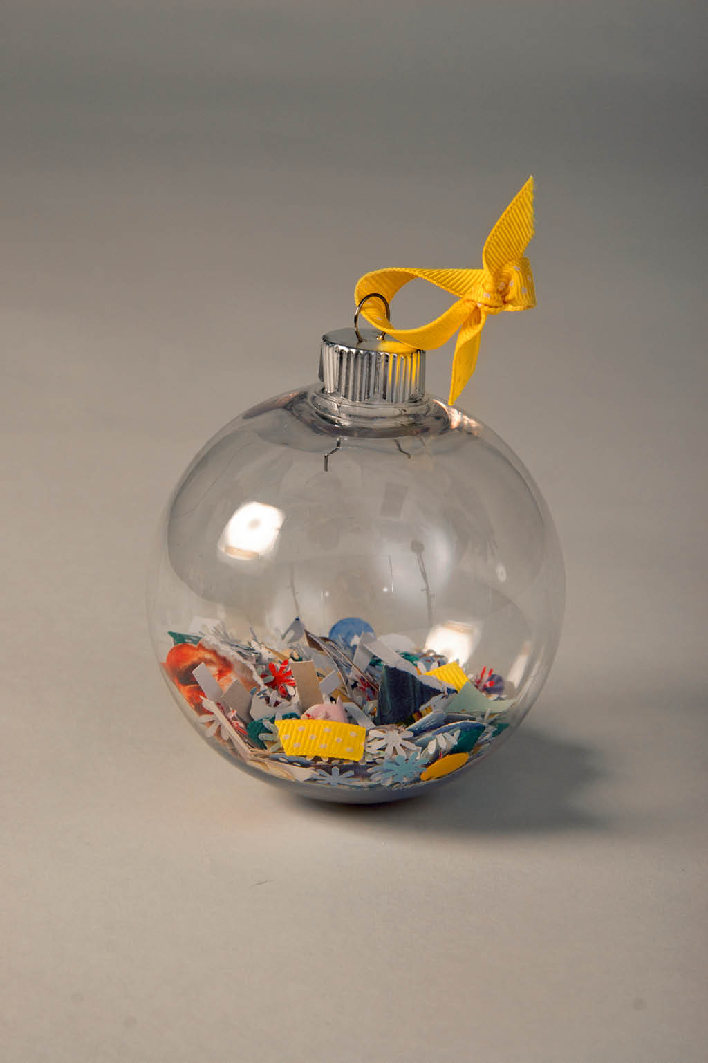 ornament-with-greeting-card-confetti
