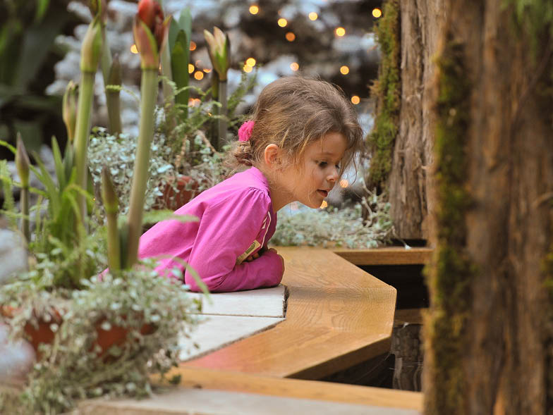 child-enjoying-lauritzen-gardens-display
