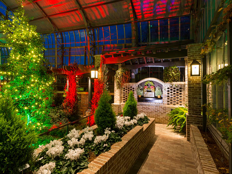 lauritzen-gardens-conservatory-decorated-for-holidays