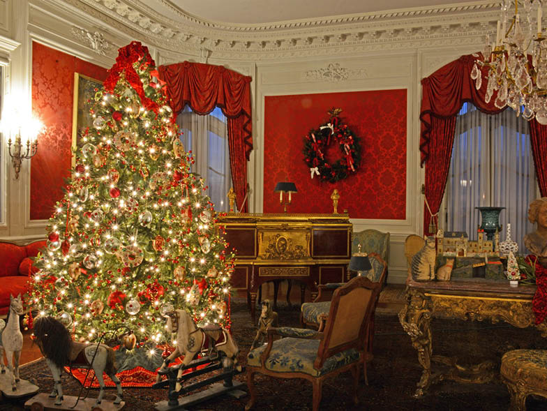 red-sitting-room-with-illuminated-tree