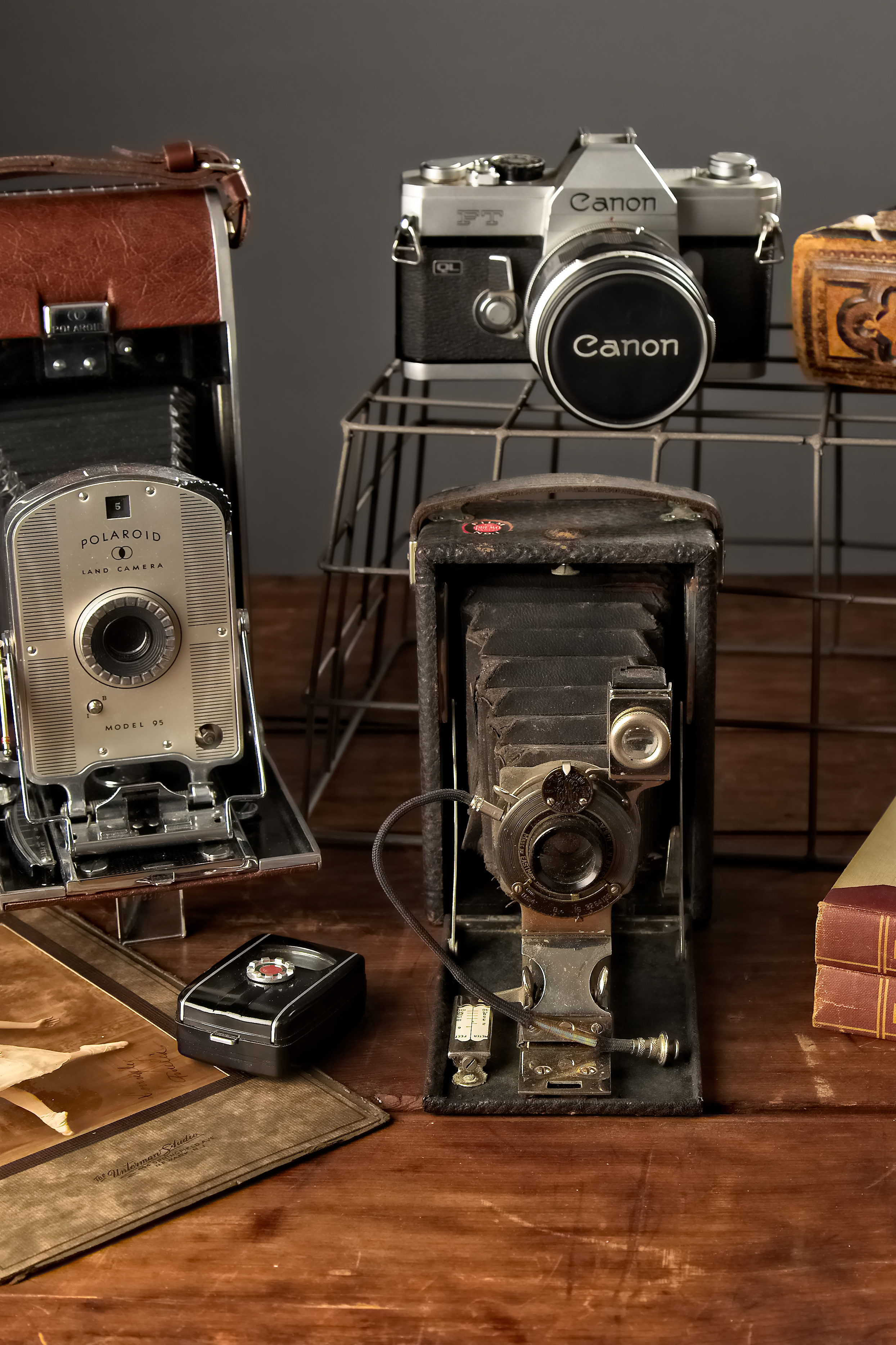 antique-cameras-photo