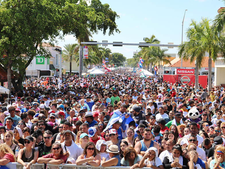 crowd at carnaval miami