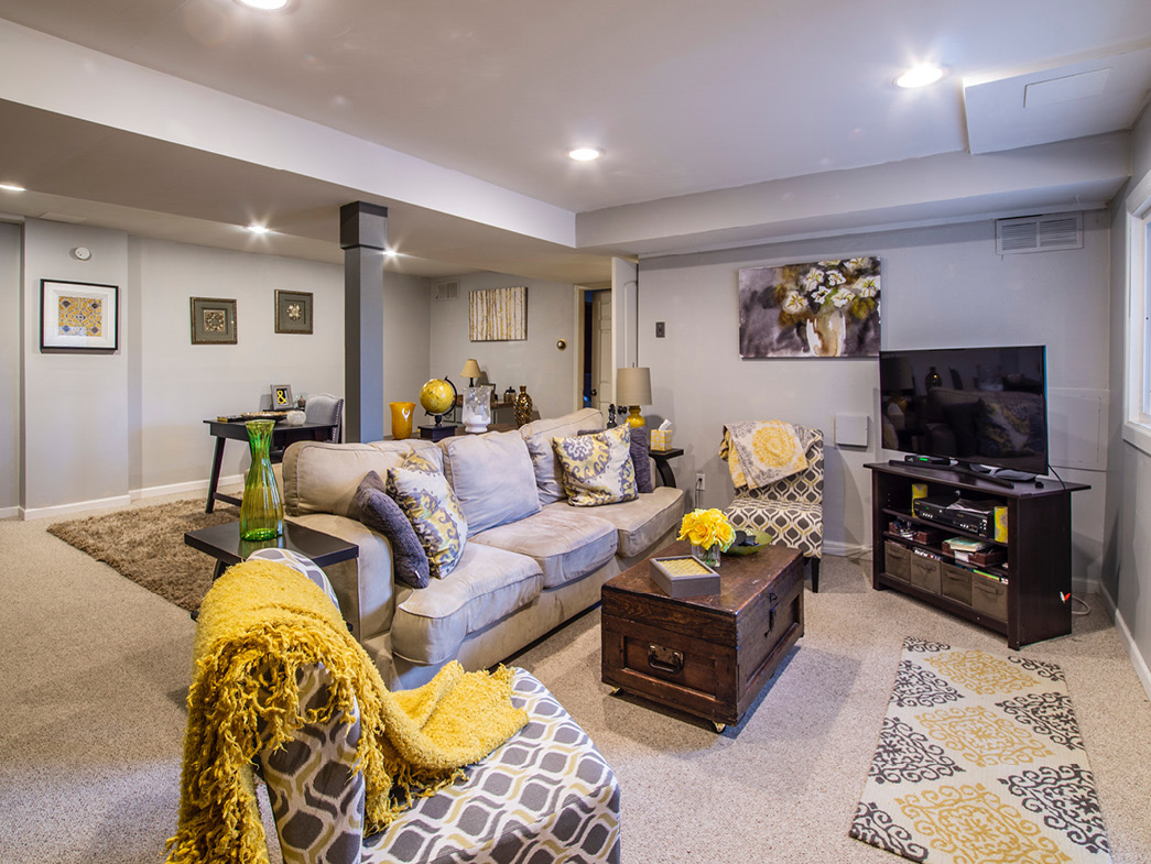 Gray room with accents of yellow