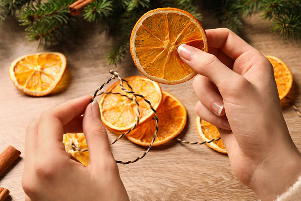 Using oranges for garland