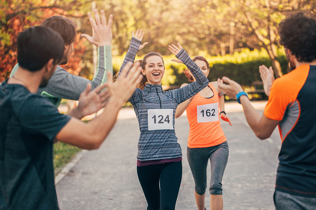 People running race